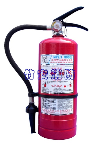 紧急救援！混凝土泵车行驶途中起火～(图1)