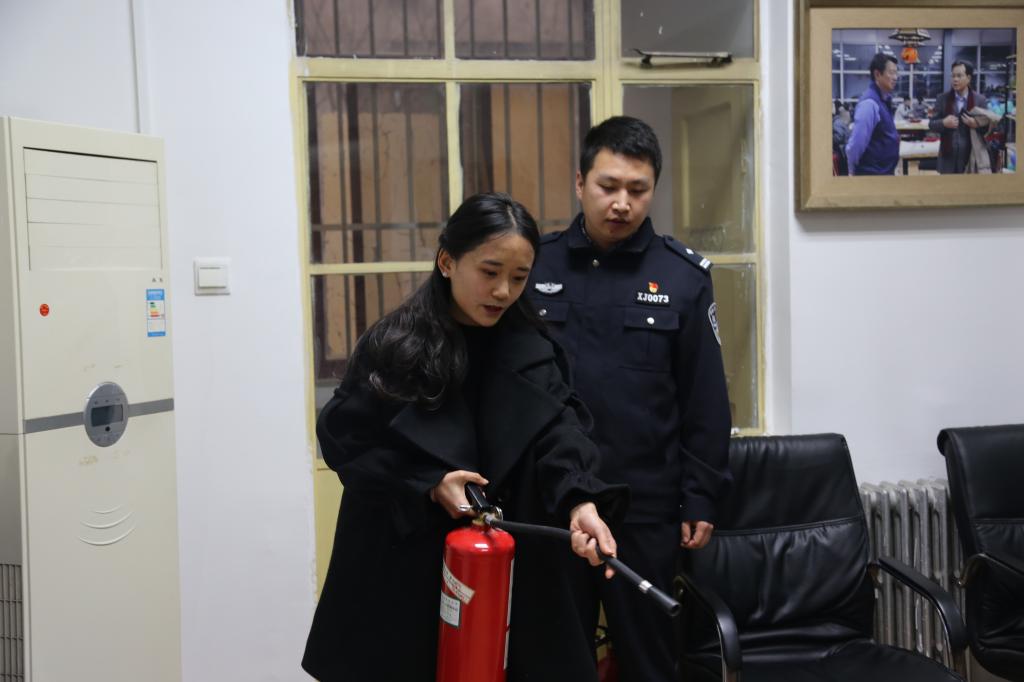 卡通手绘灭火器灭火元素(图1)